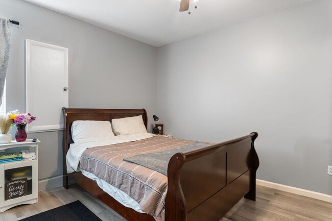 Building Photo - 2 Bed 2 Bath Garage Apartment in La Vergne