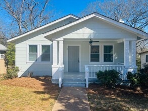 Building Photo - Adorable cottage style home with large fenced in backyard near Downtown Lagrange! Must see!