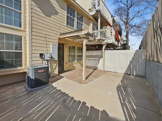 Building Photo - 3950 Seaside Ct