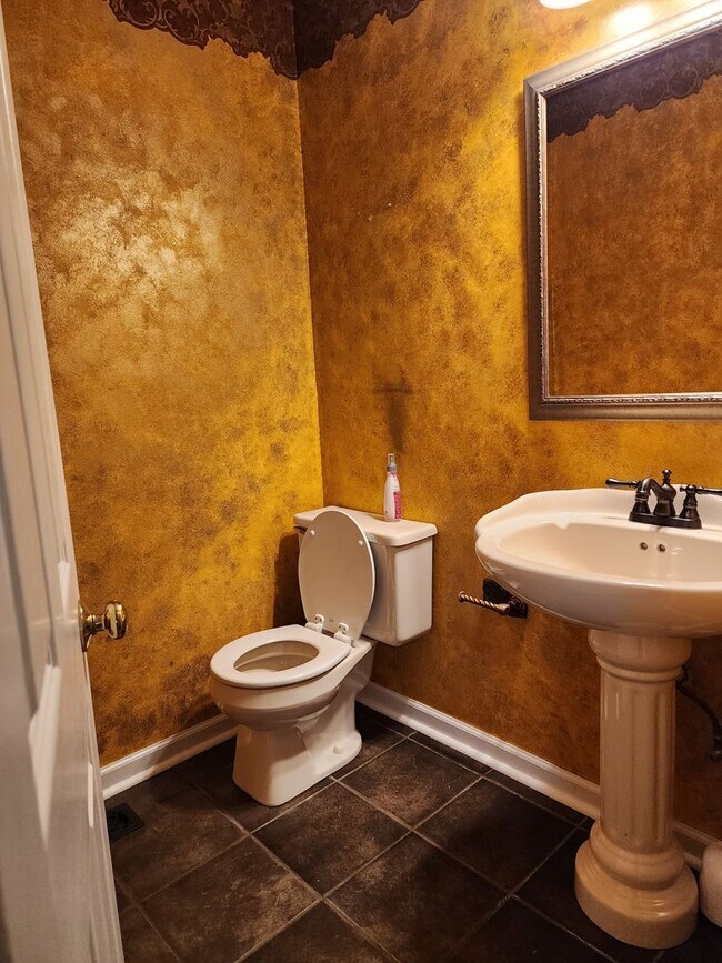 Building Photo - Maryville 37801- 3 bed 2.5 bath condo - call Tom Parry 865-607-3649