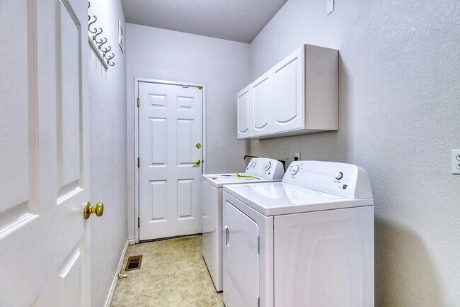 Building Photo - 6697 S Forest Way