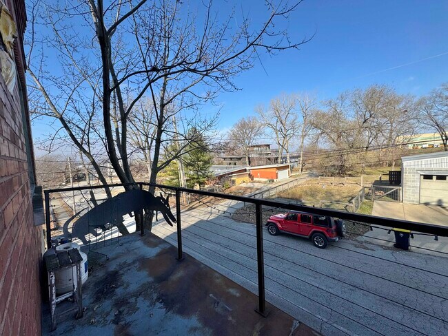 Building Photo - 915 W 16th St