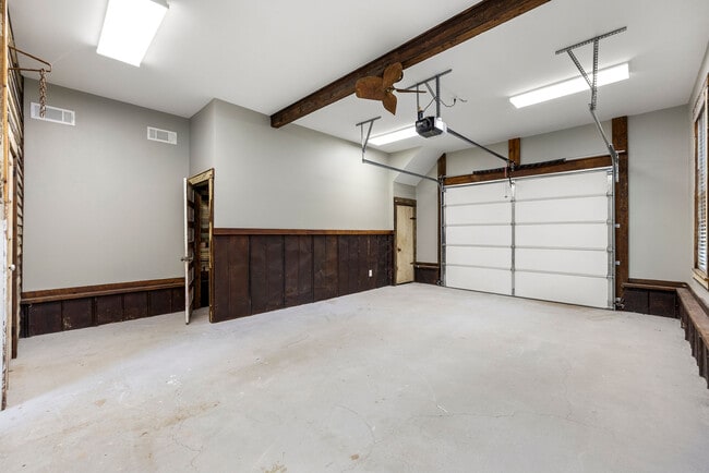 Building Photo - 479 W Park St