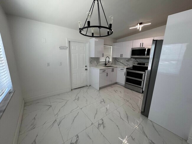 Building Photo - 508 Palm Ave