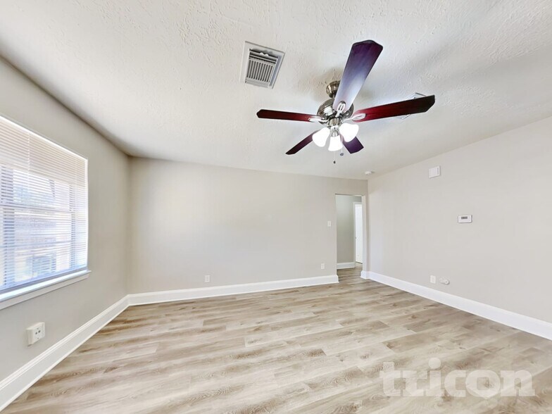 Building Photo - 4427 Oakside Dr