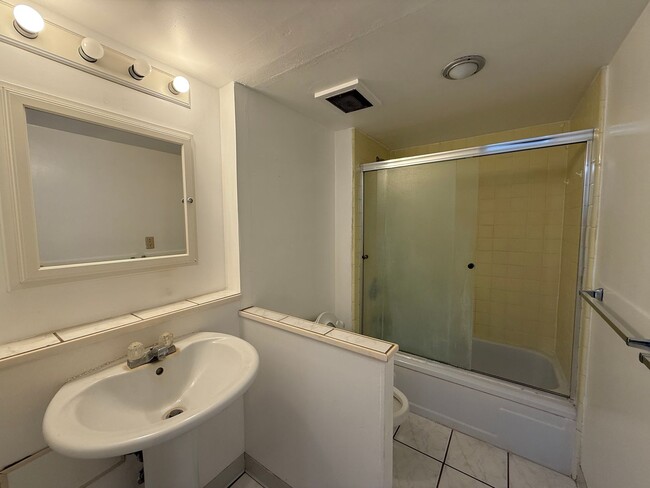 Building Photo - Makiki Colony - 1 Bedroom, 1 Bath, 1 parki...