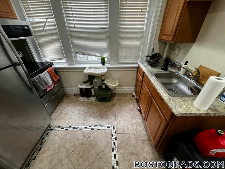 Building Photo - 244 Kelton St