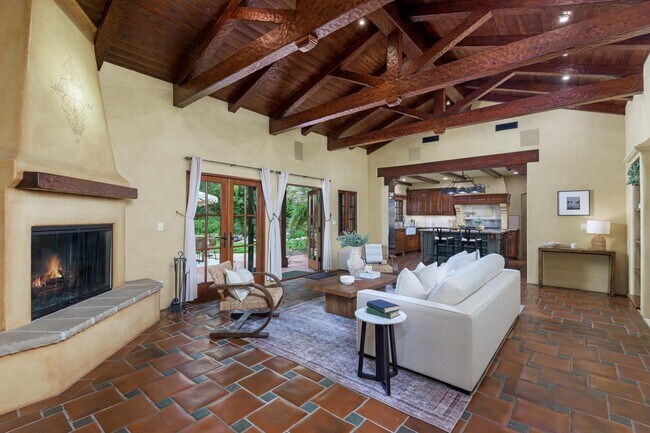 Building Photo - 4865 Vieja Dr