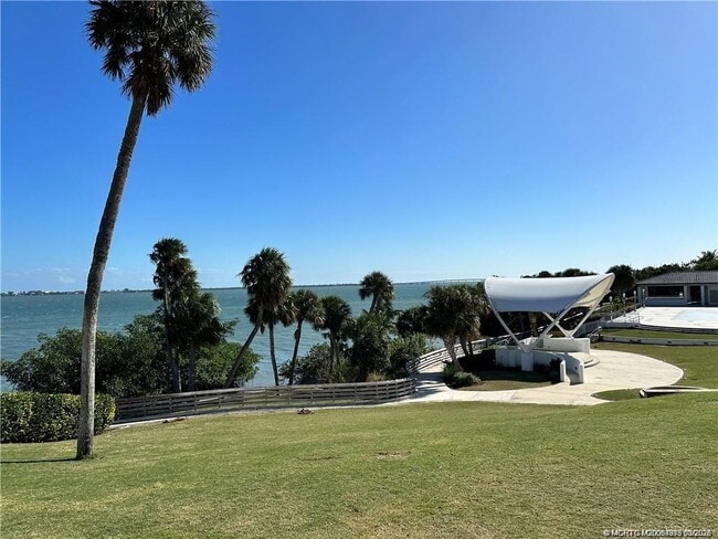 Building Photo - 138 NE Coastal Dr