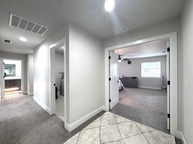 Building Photo - 4078 SE 70th Ave