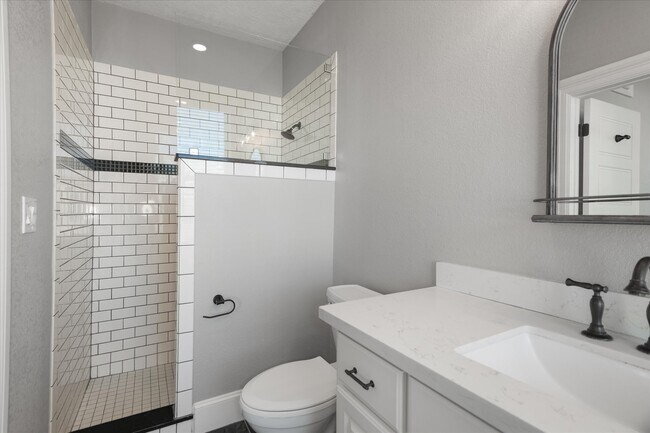 Building Photo - 405 24th St