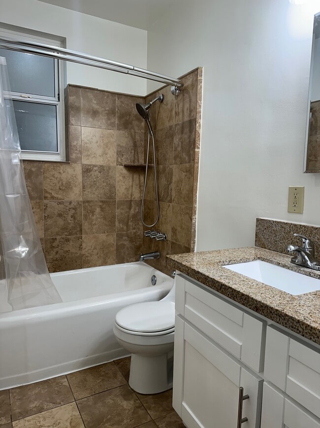 Building Photo - 2320 W 24th St