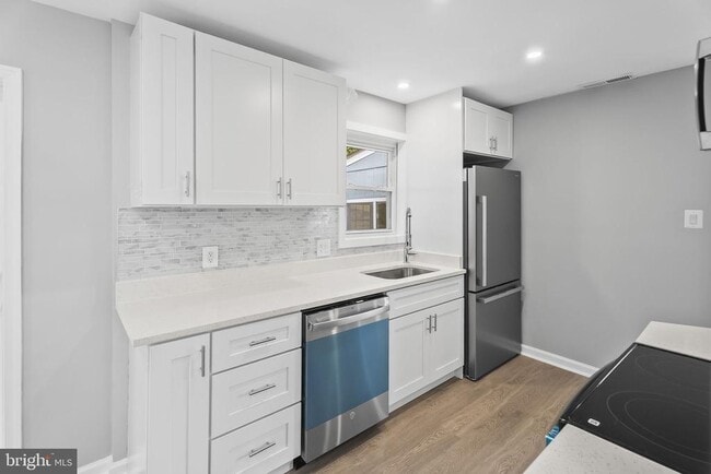 Building Photo - 5822 Brookview Dr