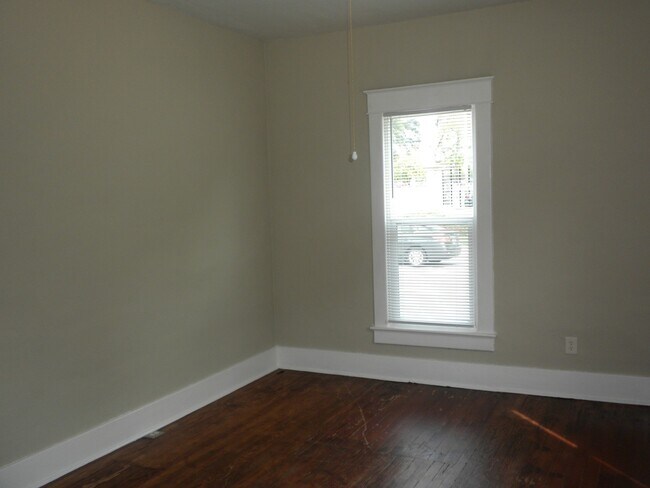 Building Photo - 3 Bedroom House-Downtown