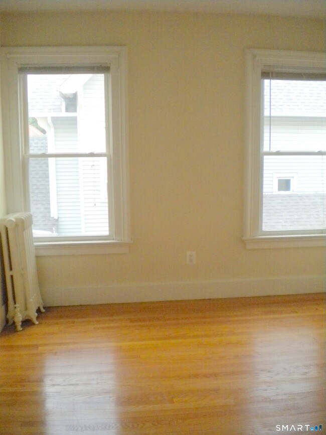 Building Photo - 118 Lawrence St