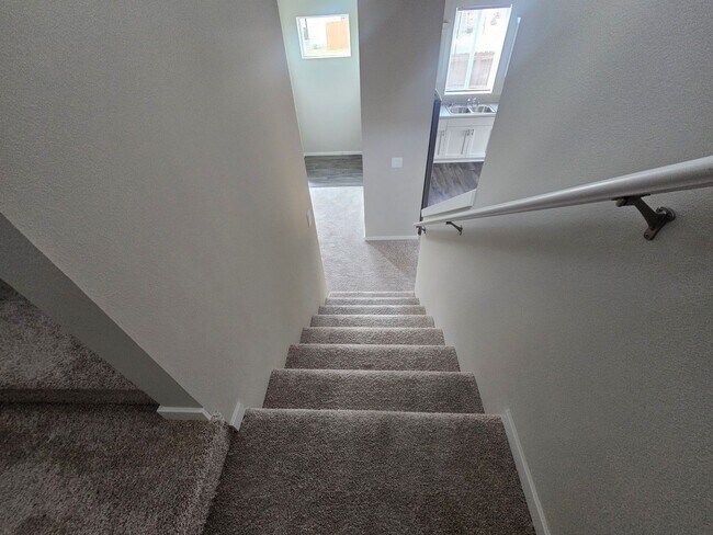 Building Photo - Stunning 4-Bedroom Pet-Friendly Home for L...