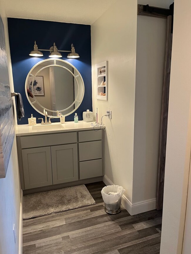 Building Photo - Furnished 2 Bedroom River view Condo!