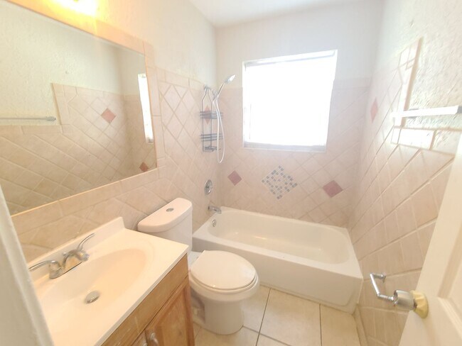 Building Photo - Fenced in four bedroom house near beautiful Gulfport