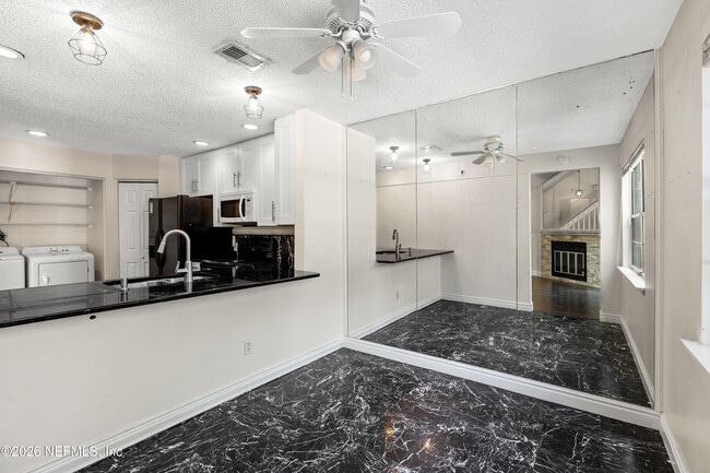 Building Photo - 9960 Moorings Dr