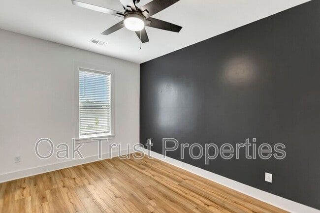 Building Photo - 3 Clearblue Lp