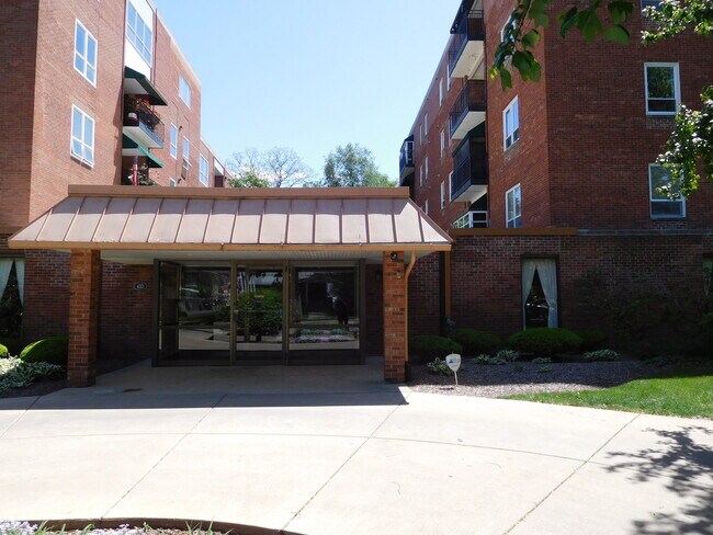 Building Photo - 460 W Downer Pl