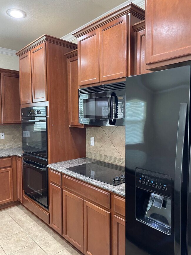 Building Photo - Application Received! 3 bed, 2 bath with B...