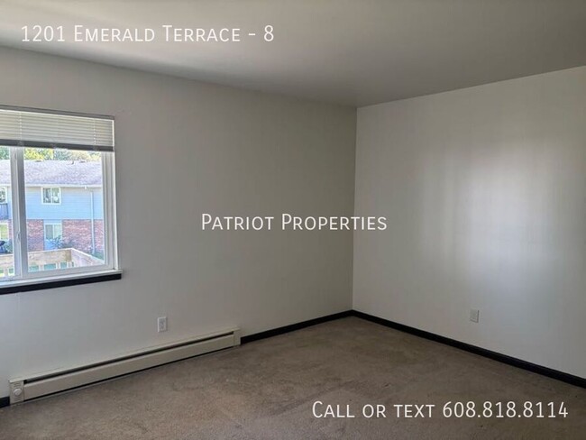 Building Photo - 1 bedroom/ 1 bath apartment in Sun Prairie...