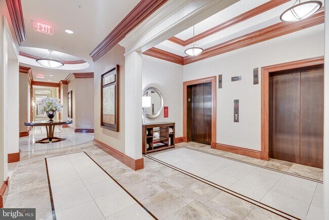 Building Photo - 8220 Crestwood Heights Dr