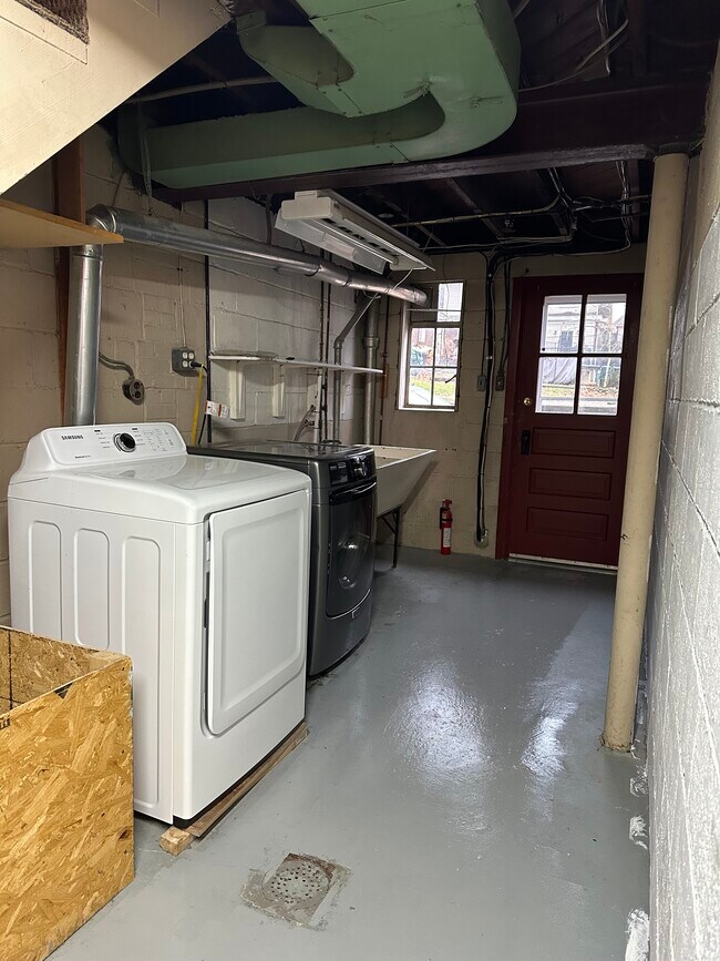 washer/dryer - 129 Academy Ave
