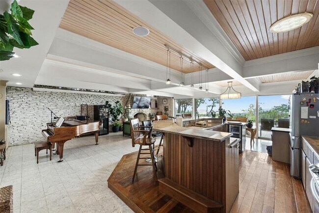 Building Photo - 8517 Grandview Dr