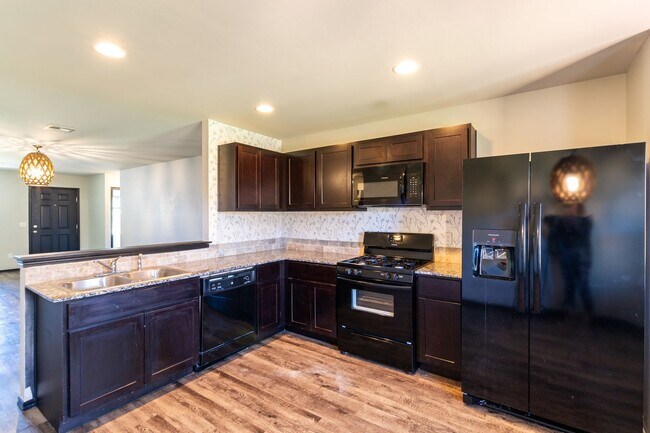 Building Photo - Beautiful 4 Bed 2 Bath in the Heart of Noble!