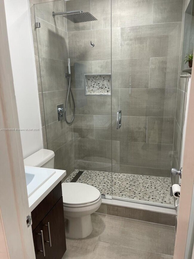 Building Photo - 9352 SW 77th Ave