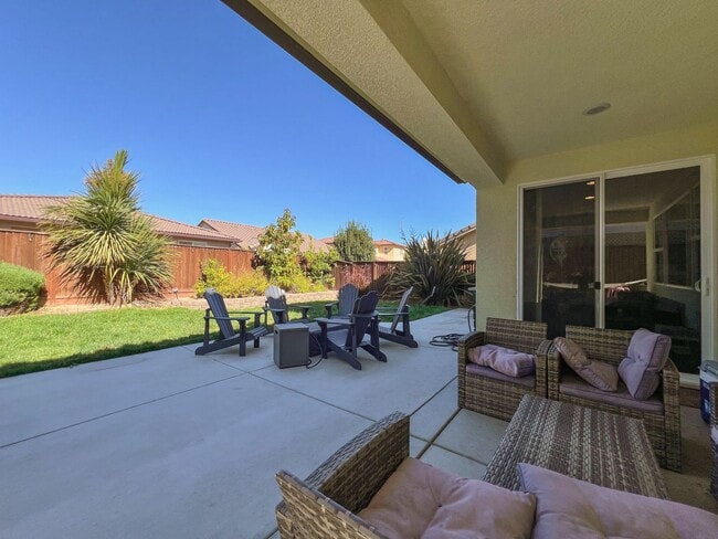 Building Photo - Perfect Family Home in Hollister