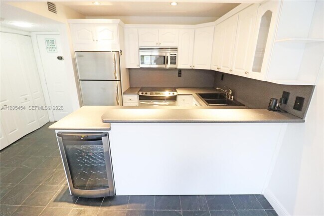 Building Photo - 9301 SW 92nd Ave