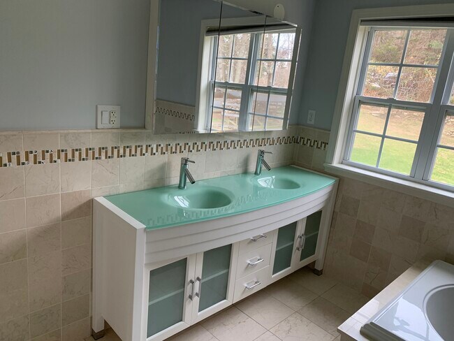 Building Photo - 19 Mohawk Dr