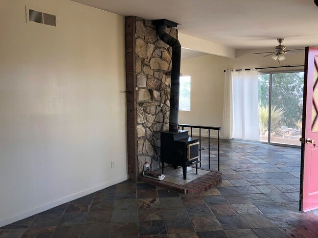 Building Photo - AVAILABLE NOW  $600 first month
