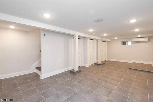 Building Photo - 5 W 19th St