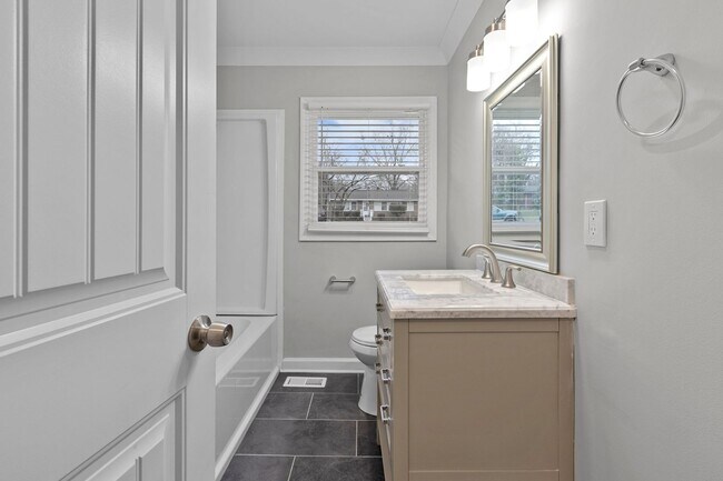 Building Photo - Comfort, Convenience & Value - Charming, Renovated Home!!