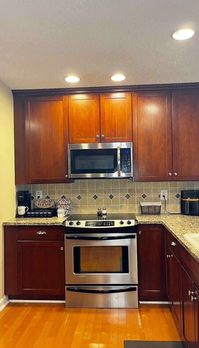 Building Photo - 5612 N Hills Dr