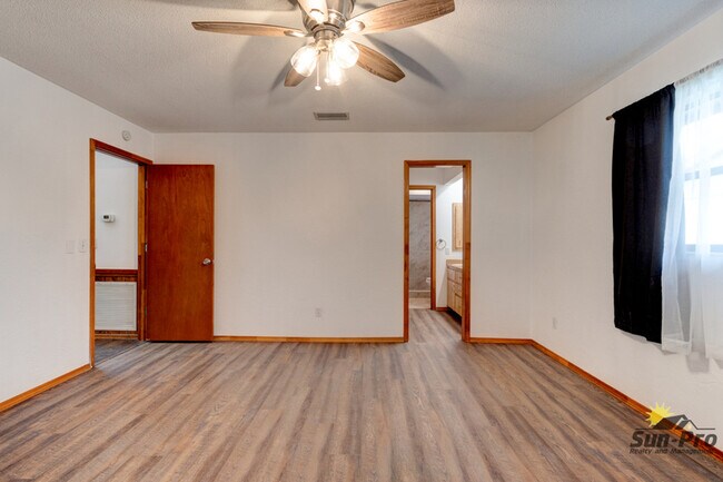 Building Photo - 2025 Willow Oak Dr