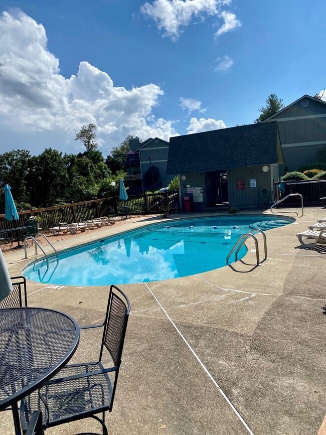 Building Photo - Central AVL Condo - Huge Deck, Views and Community Pool