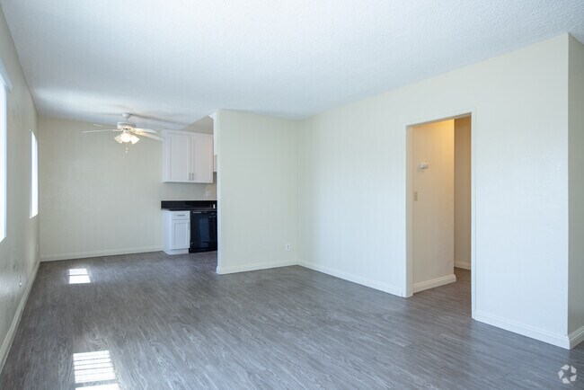 1BR, 1BA - Diplomat South Apartments