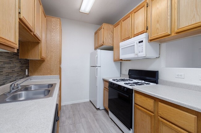 Building Photo - Two bedroom unit in gated NE community with pool