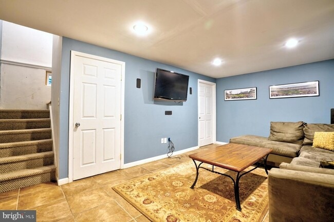 Building Photo - 111 Honey Locust Ct