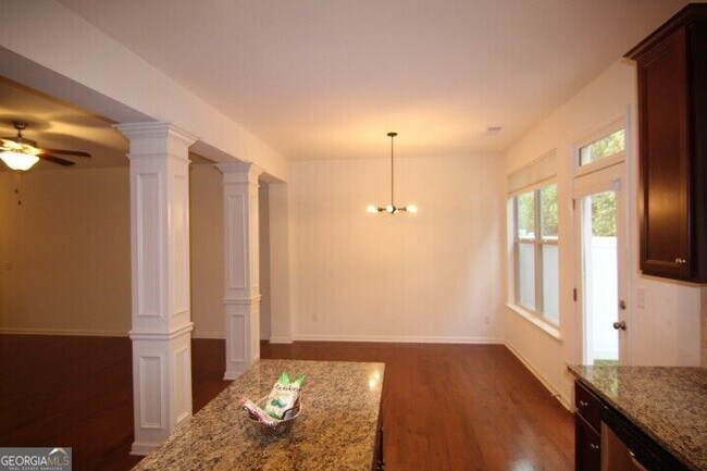 Building Photo - 5850 Vinyard Ln