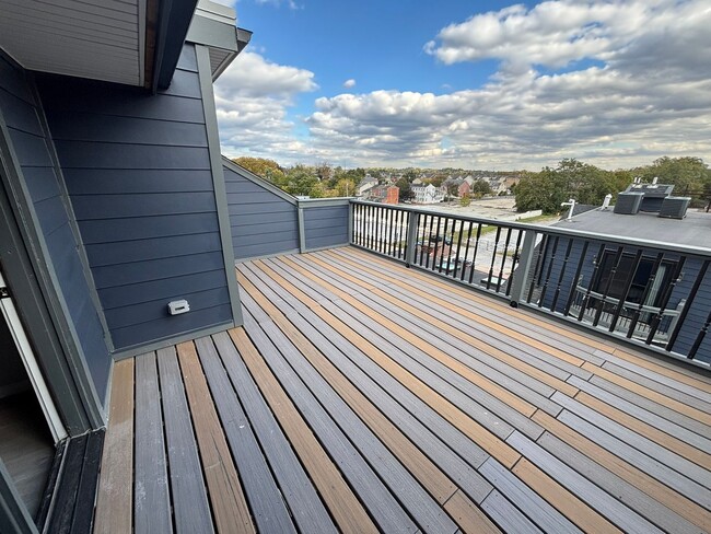 Building Photo - 235 E Market St