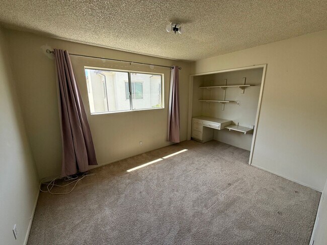 Building Photo - Bright and Airy 2 Story 2 BR/1.5BA townhom...