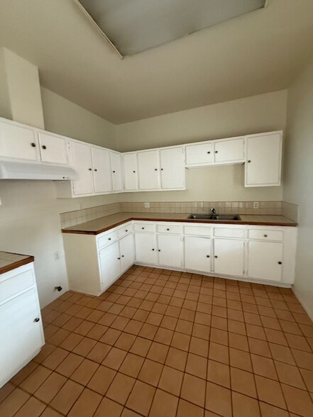 Building Photo - 3641 E 59th Pl