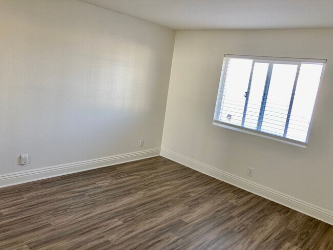 Building Photo - Upcoming!! 2 Bed/1 Bath Condo Apt.  Blocks...