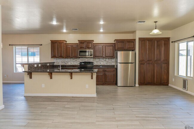 Building Photo - 2549 S 42nd Ave